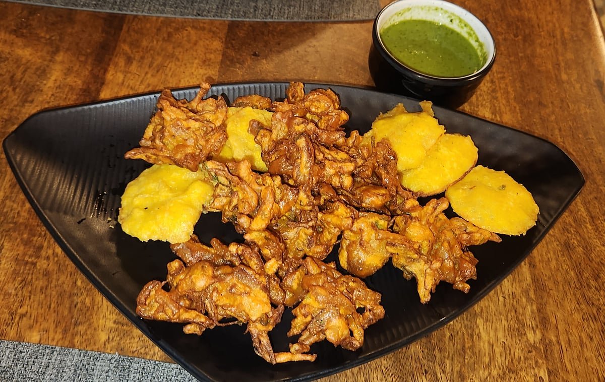 Food Trotter: Best Pakora Spots In Mumbai To Try This Monsoon