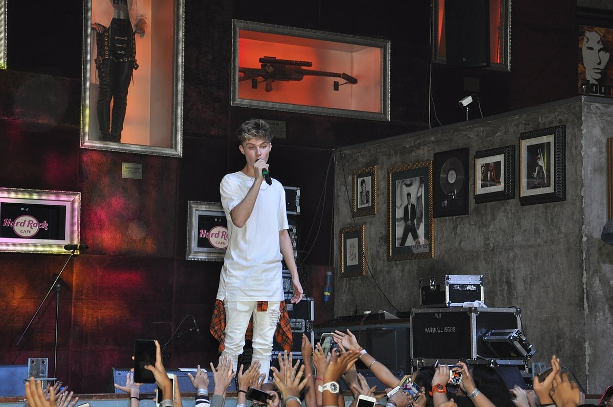 British Pop Star HRVY Opens Up About New EP ‘Bliss’: ‘Don’t Let Fear Stop You From Living In The Moment’